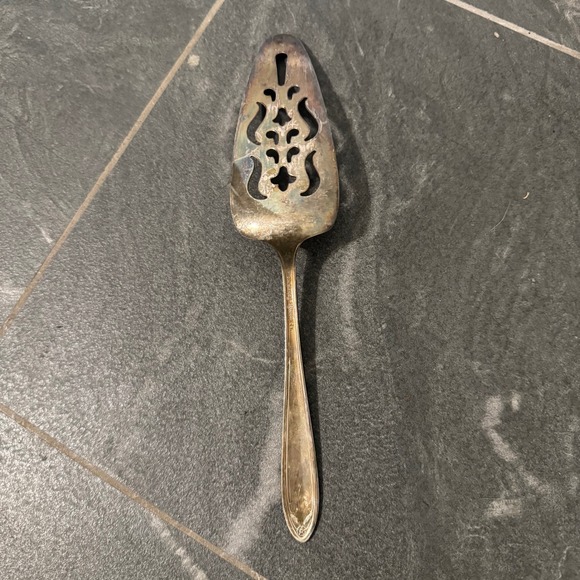 National Silver Co VTG Silverplate Pierced Cake Pie Server Ornate Floral Handle - Picture 2 of 3